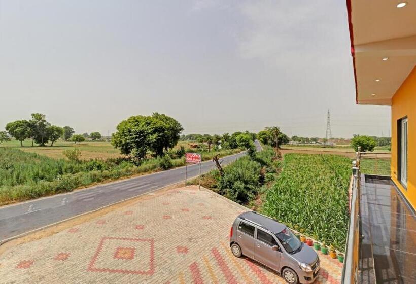 בית מלון כפרי Oyo 85578 The Royal Plaza