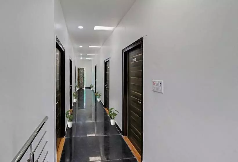 Hotelli Oyo 85578 The Royal Plaza
