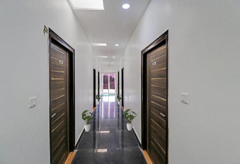 בית מלון כפרי Oyo 85578 The Royal Plaza