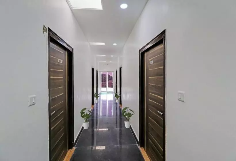 Hotelli Oyo 85578 The Royal Plaza