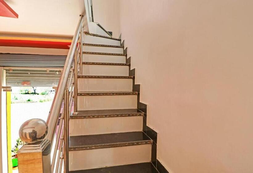 בית מלון כפרי Oyo 85578 The Royal Plaza