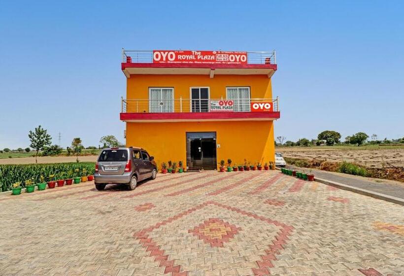 בית מלון כפרי Oyo 85578 The Royal Plaza