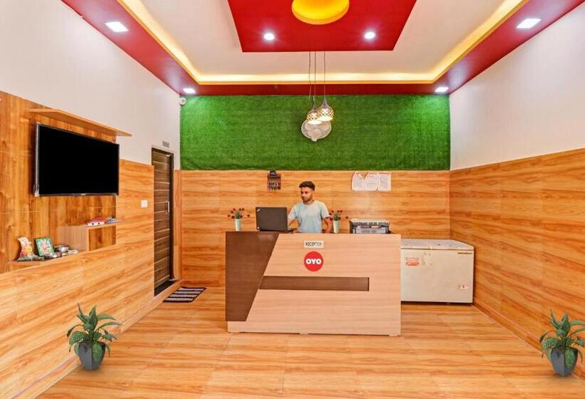 בית מלון כפרי Oyo 85578 The Royal Plaza