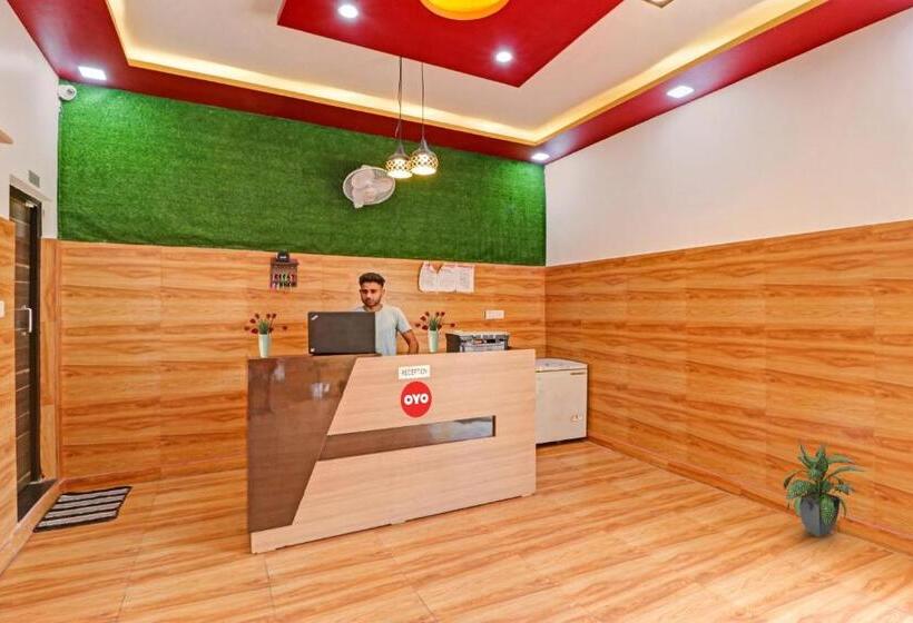 בית מלון כפרי Oyo 85578 The Royal Plaza