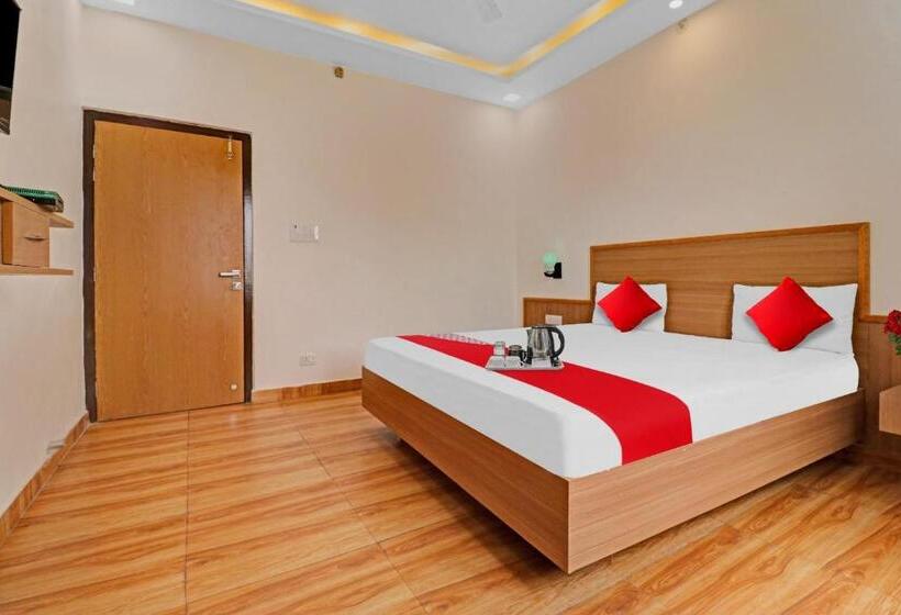 בית מלון כפרי Oyo 85578 The Royal Plaza