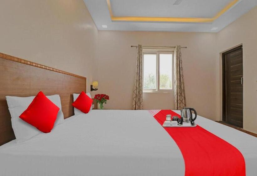 בית מלון כפרי Oyo 85578 The Royal Plaza