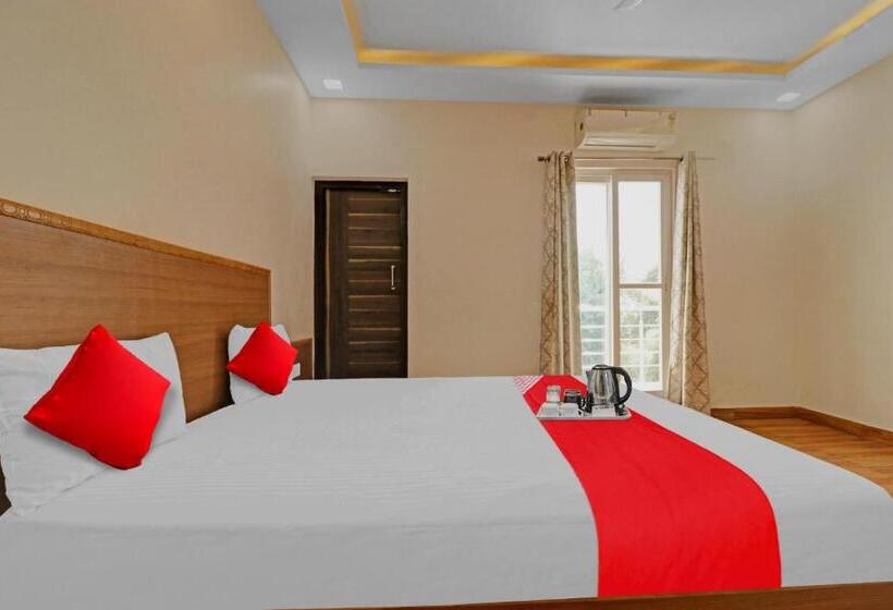 בית מלון כפרי Oyo 85578 The Royal Plaza