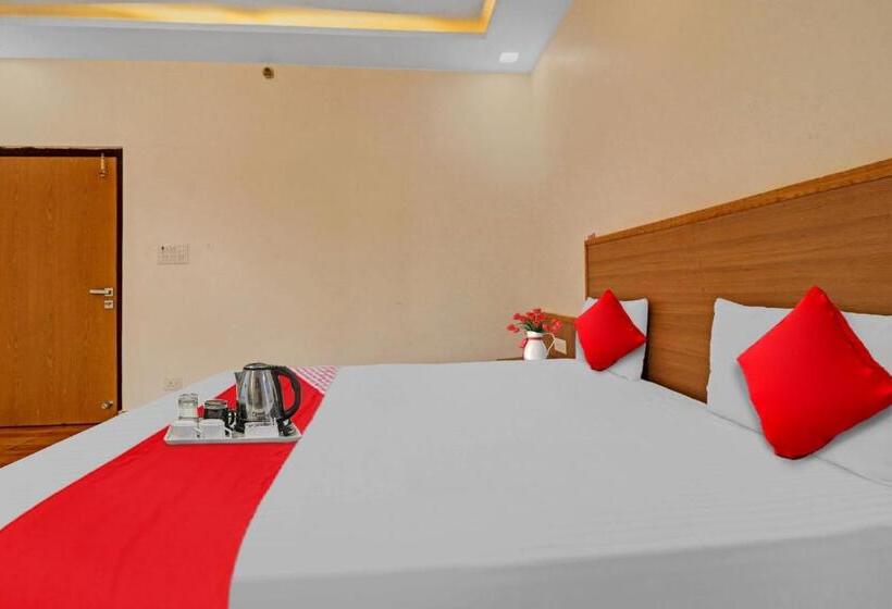 בית מלון כפרי Oyo 85578 The Royal Plaza