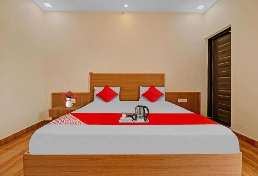 בית מלון כפרי Oyo 85578 The Royal Plaza