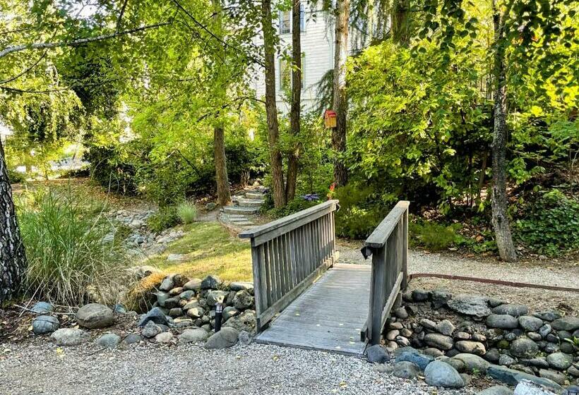 فندق على الطريق Outside Inn