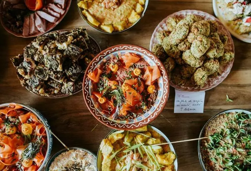 Hotelli Viscri 32   White Barn And Blue House