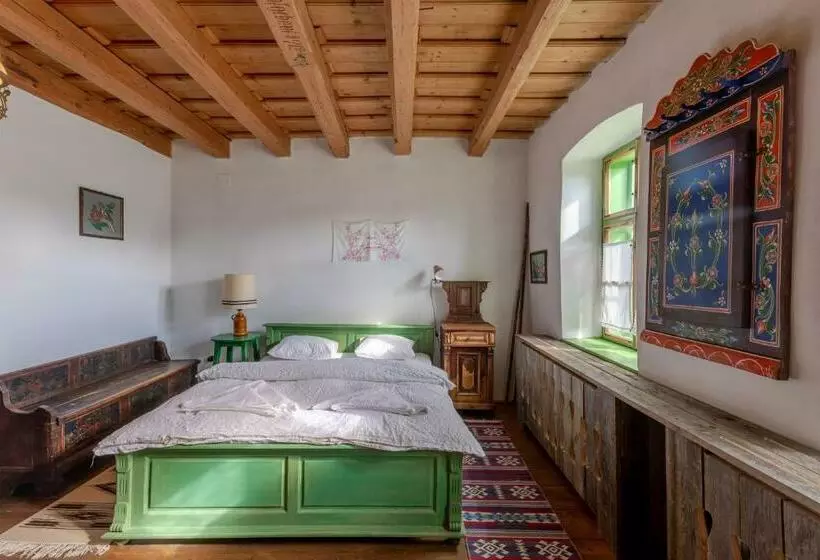 Hotelli Viscri 32   White Barn And Blue House