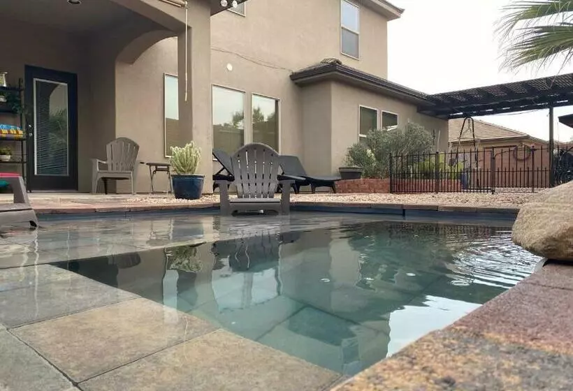ペンション Zion Rv Stone Pool Inn, Pets Stay Free, Fenced In Yard, Relaxing Waterfall!