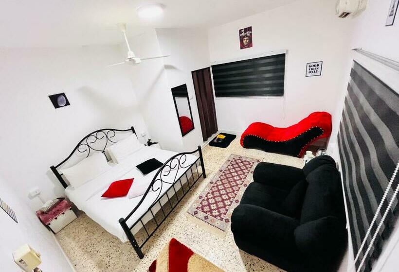 هاستل Desert Moon