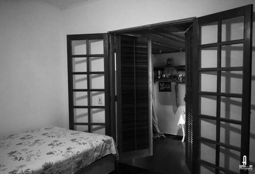 تختخواب و صبحانه Ashram Anandini