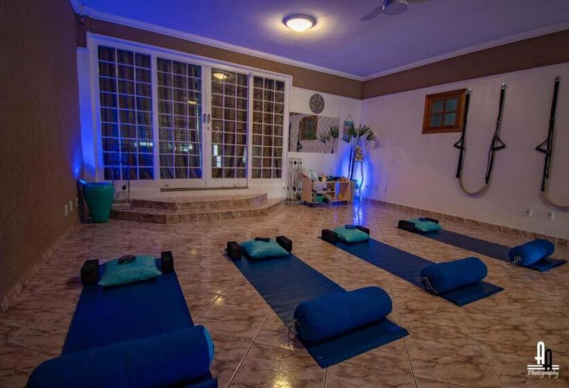 تختخواب و صبحانه Ashram Anandini