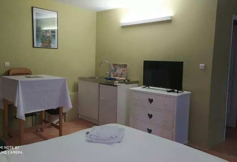 Aamiaismajoitus (B&B) Chambres D Hôtes Indépendantes Au Rez De Chaussée D Une Maison Provençale Dont Une Avec Cour Intérie