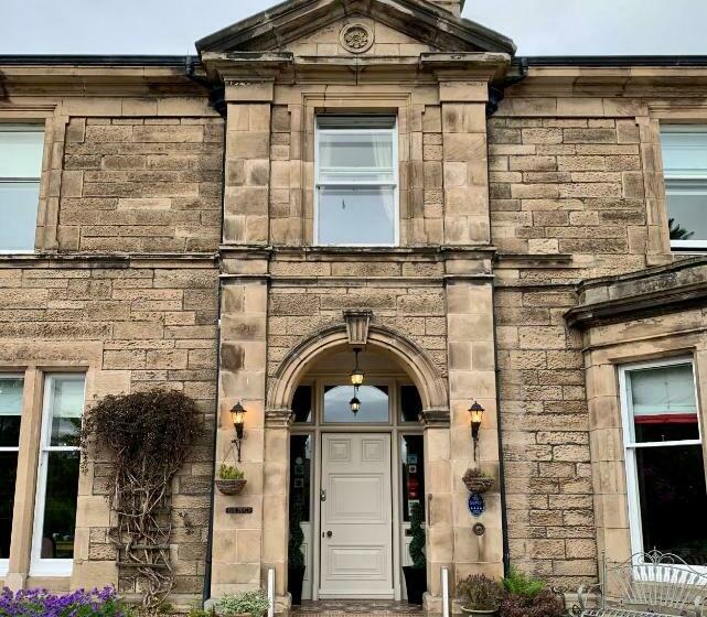 Majatalo The Pines Guest House