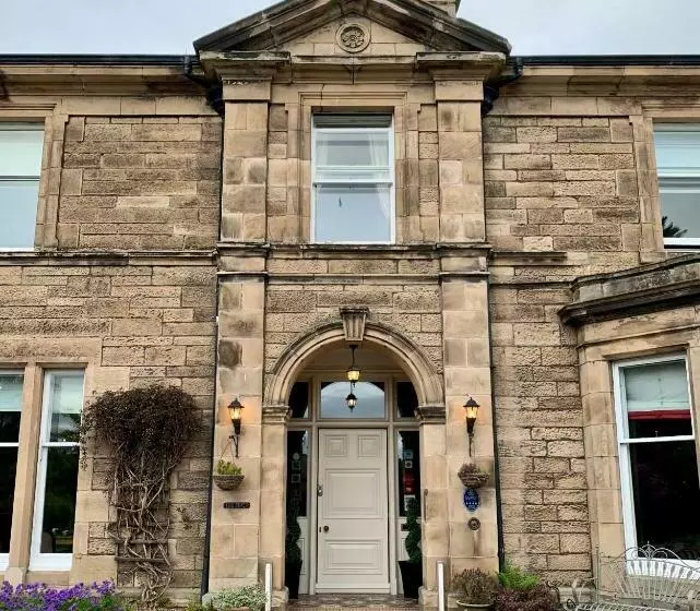 Majatalo The Pines Guest House