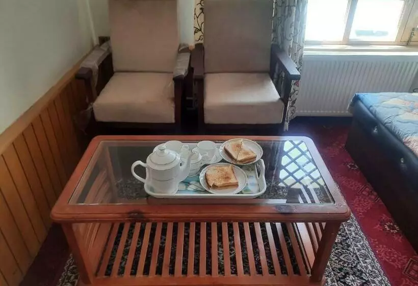 پانسیون Bashaw Residency, Top Rated Family Guest House Near Srinagar Airport