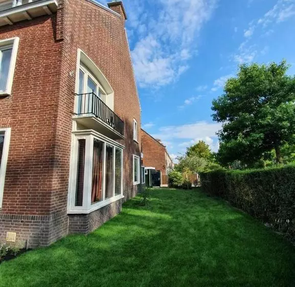 تختخواب و صبحانه Cozy Garden House Kijkduin Beach