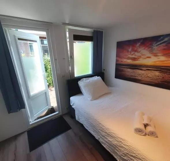 تختخواب و صبحانه Cozy Garden House Kijkduin Beach