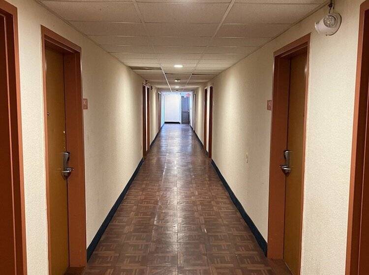 هتل Metro Inn & Suites