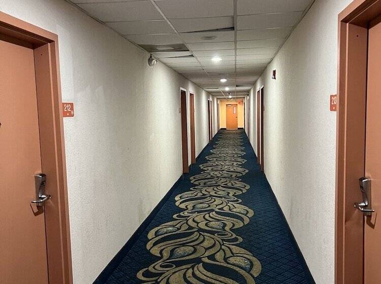 هتل Metro Inn & Suites