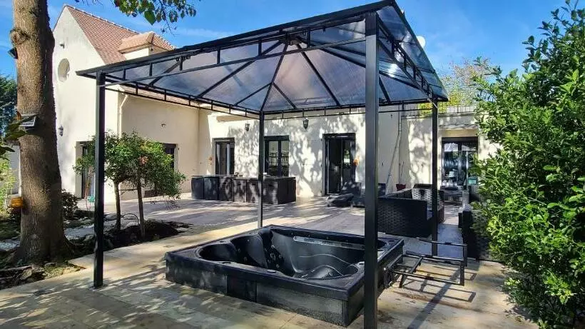 230m2 Sur 3800m2   Jacuzzi 6 Places   10 à 16pers