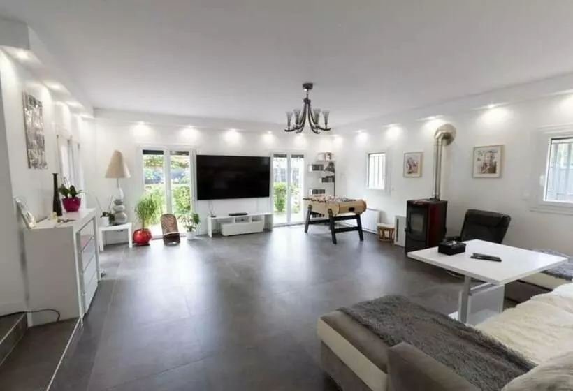 230m2 Sur 3800m2   Jacuzzi 6 Places   10 à 16pers