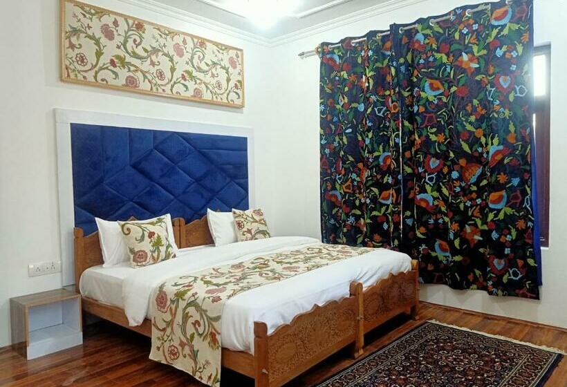 پانسیون The Light House