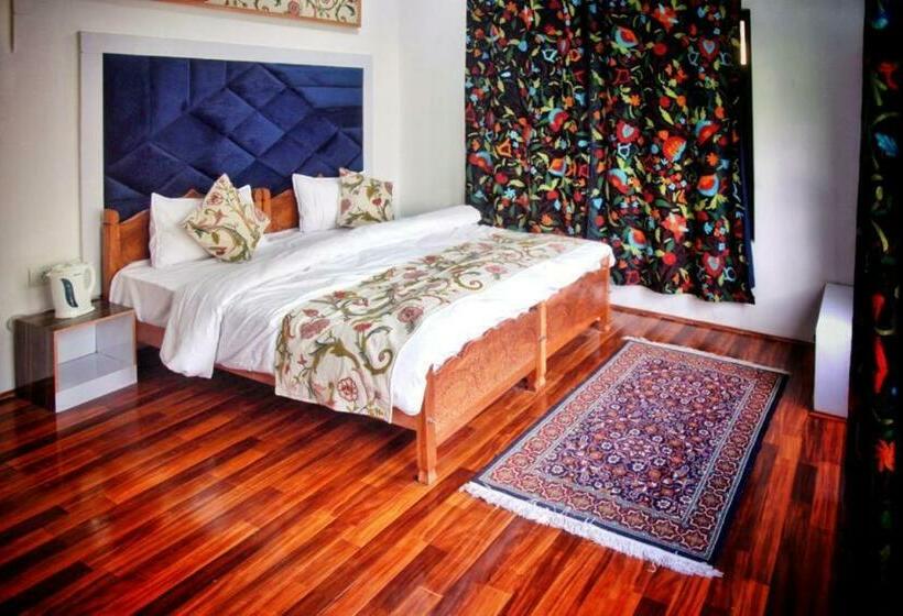 پانسیون The Light House