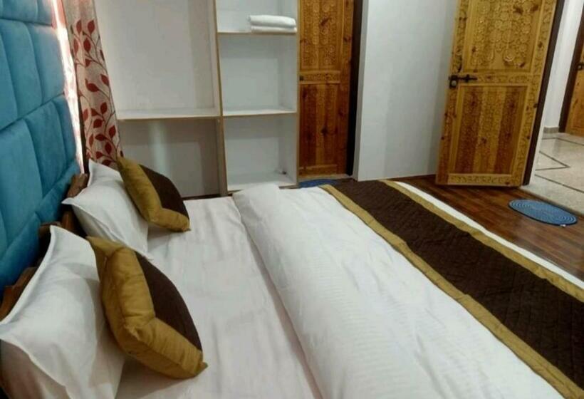 پانسیون The Light House