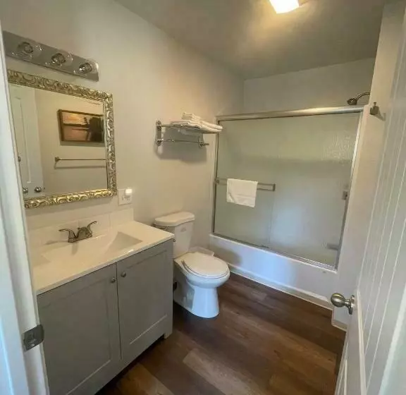 Hotelli Riverfront Lodging