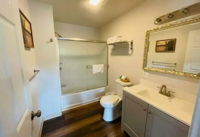 Hotelli Riverfront Lodging