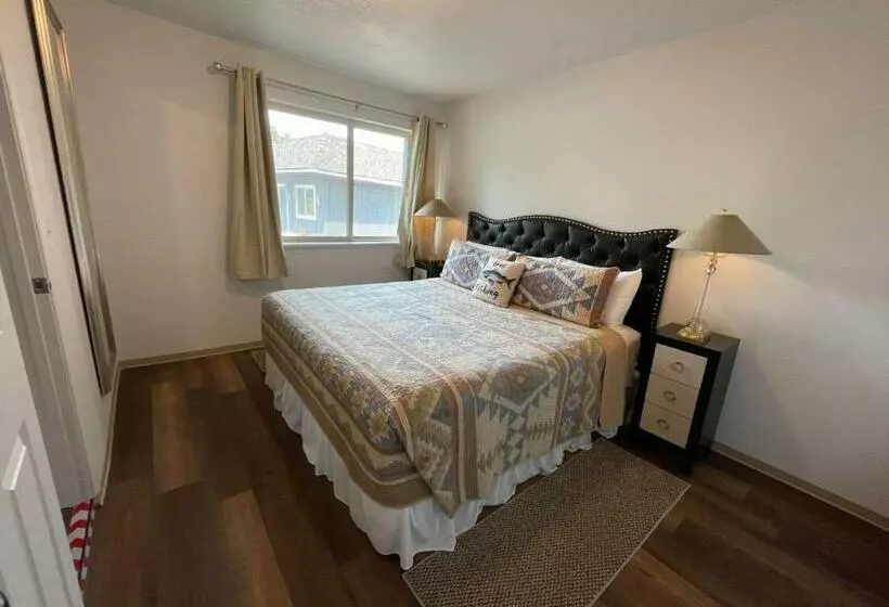 Hotelli Riverfront Lodging