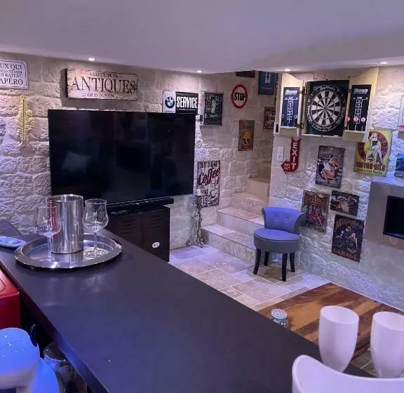 Aamiaismajoitus (B&B) Suite 785 Chambre Loveroom Jacuzzi Sauna Cave