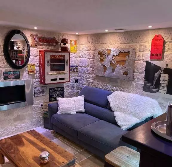 Aamiaismajoitus (B&B) Suite 785 Chambre Loveroom Jacuzzi Sauna Cave