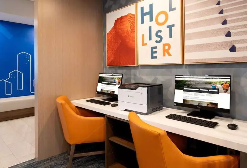 هتل Holiday Inn Express & Suites   Hollister, An Ihg