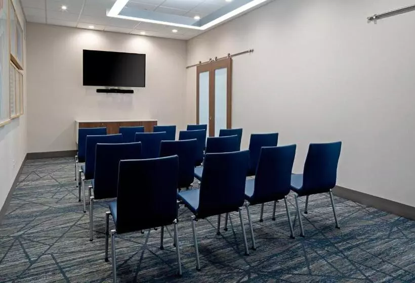 هتل Holiday Inn Express & Suites   Hollister, An Ihg