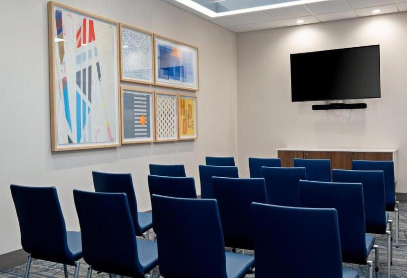 فندق Holiday Inn Express & Suites Hollister, An Ihg