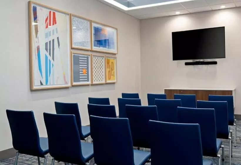 هتل Holiday Inn Express & Suites   Hollister, An Ihg