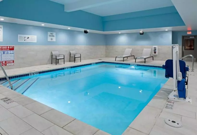 هتل Holiday Inn Express & Suites   Hollister, An Ihg