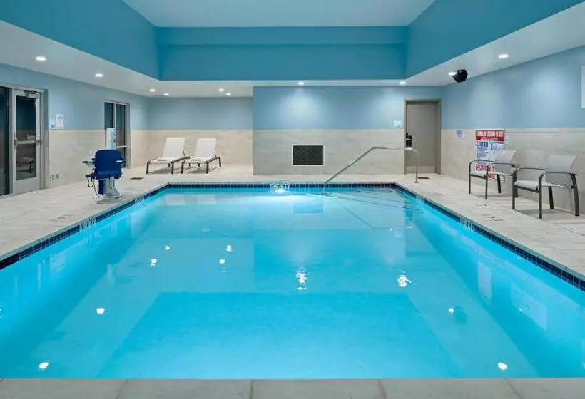 هتل Holiday Inn Express & Suites   Hollister, An Ihg