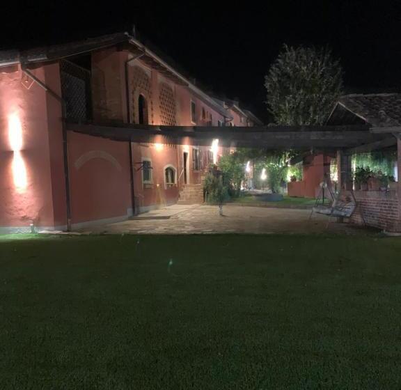 بنسيون La Vecchia Cascina Rossa