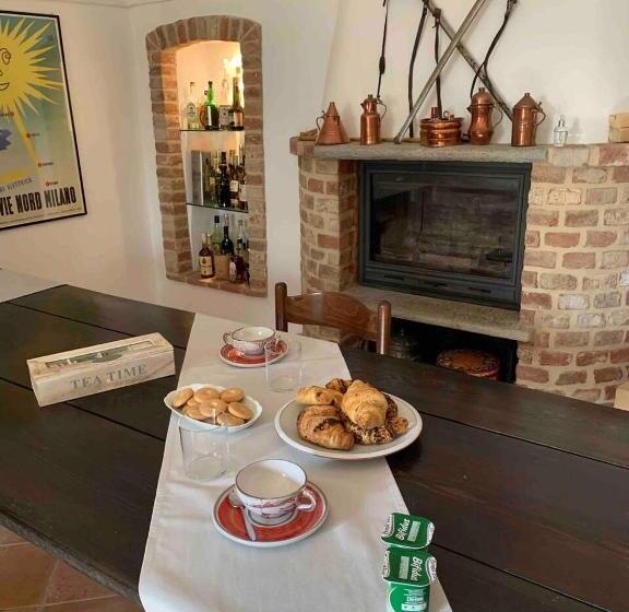 بنسيون La Vecchia Cascina Rossa