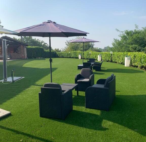 بنسيون La Vecchia Cascina Rossa