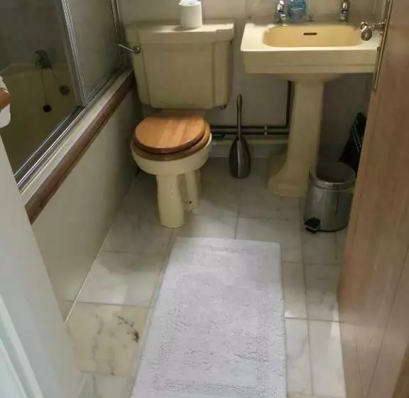 Majatalo Room In Guest Room   Orchard Manor, Fore Street Probus, Tr24ly