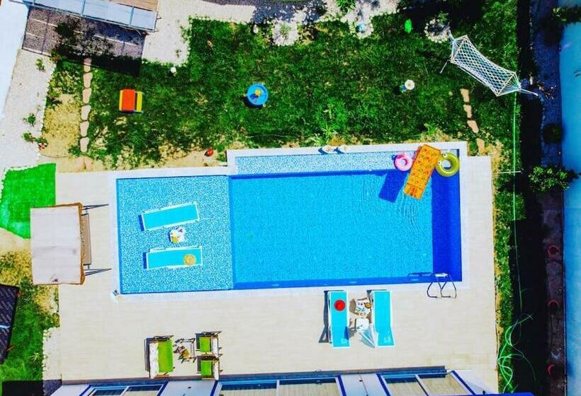 Havuzlu Jakuzili Huzurlu Rahat Bir Villa