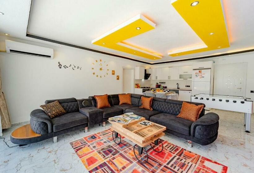 Havuzlu Jakuzili Huzurlu Rahat Bir Villa